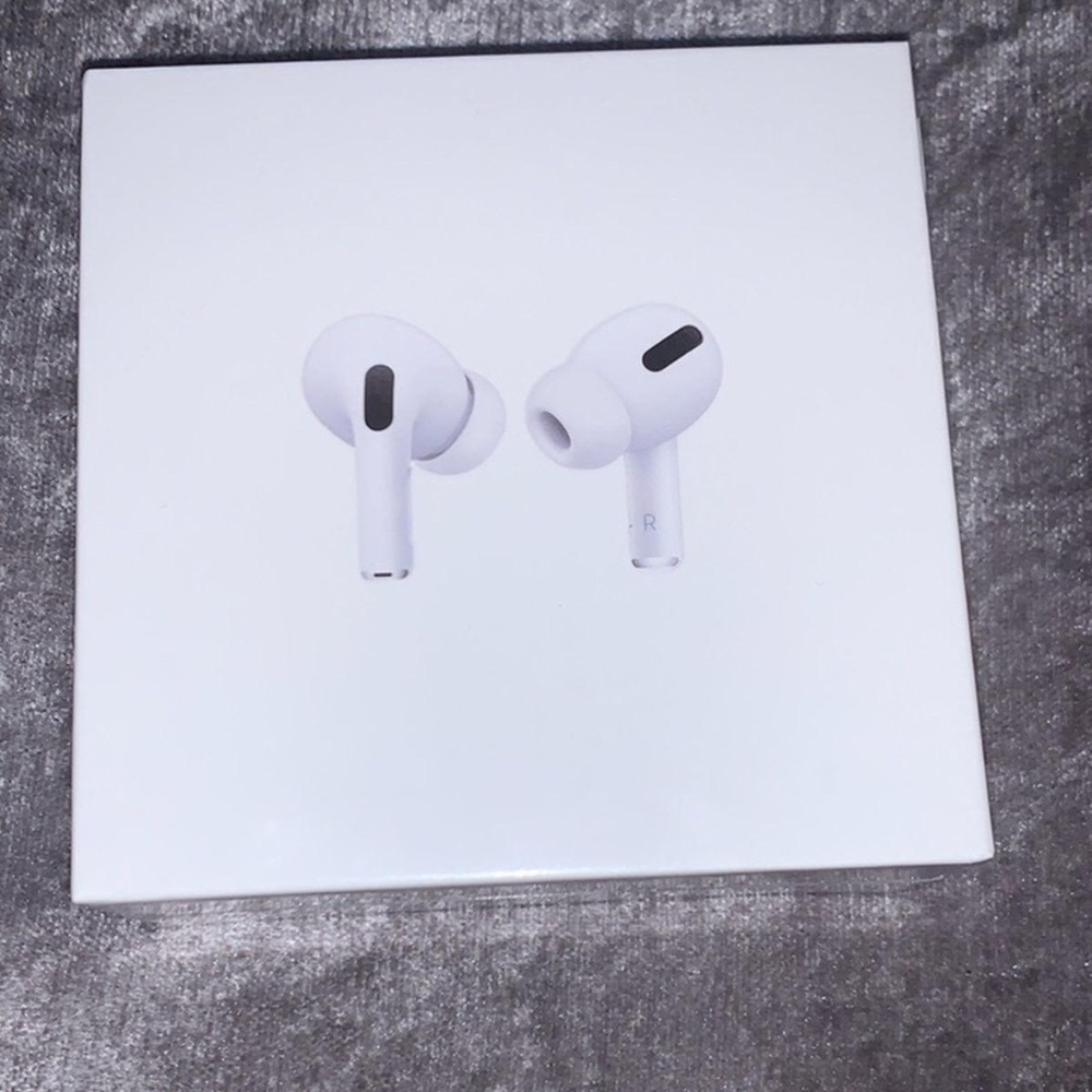 Apple AirPros With Wireless Charging Case